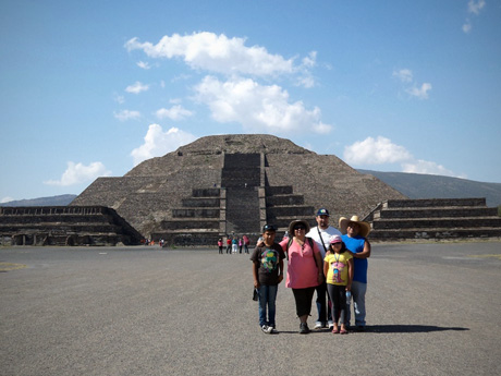 2nd International Cactus Growers Meeting - Rayman, Kaktus-grys, Raffaello, Many2011 and daughter (Pyramid of the Moon, Teotihuacan, Mexico).